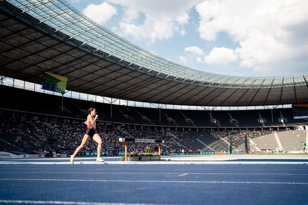 Selma Benfares (LC Rehlingen) ueber 5000m waehrend der deutschen Leichtathletik-Meisterschaften im Olympiastadion am 26.06.2022 in Berlin